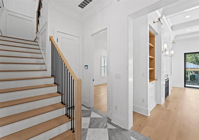 2nd image of 690 Geneva Pl, Tampa, FL 33606 | MLS# TB8383425