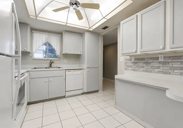 4th image of 1141 Merle Wy #14, Sarasota, FL 34232 | MLS# TB8470330