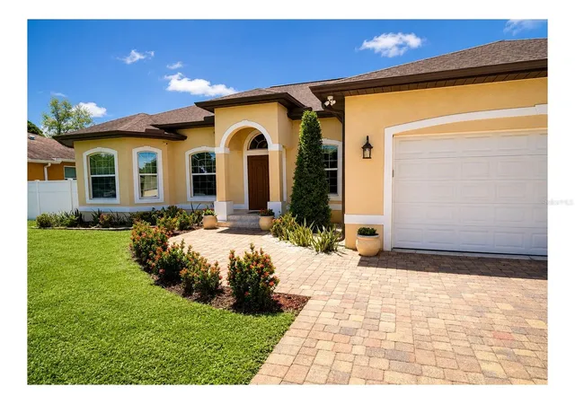 Photo 2 of Single family home for sale at 1900 Colleen St, Sarasota, FL 34231 | MLS# R4910744 | Listing updated on 2026-08-26