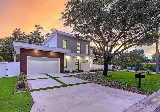 1st image of 2010 Hyde Park Cir, Sarasota, FL 34239 | MLS# A4687471