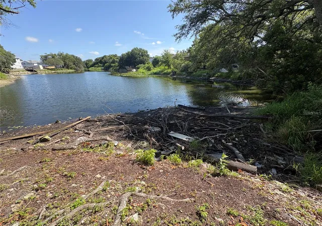 Listing Photo 2 - Condo for sale in building located at 7120 Waterside Dr, TAMPA, FL 33617 - Unit #106