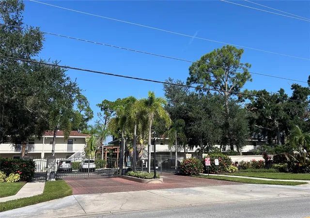 2nd image of 972 La Costa Cir #3, Sarasota, FL 34237 | MLS# A4691419