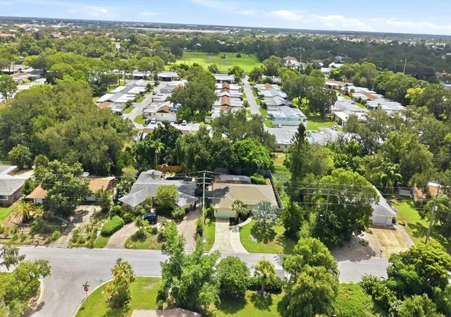 3rd image of 6233 Rockefeller Ave, Sarasota, FL 34231 | MLS# A4695266