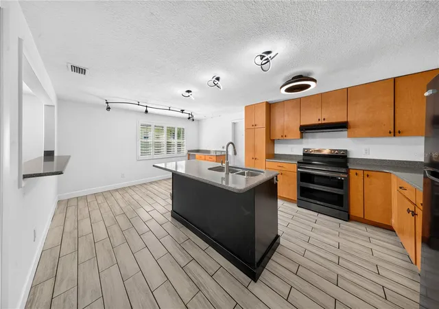3rd image of 986 Lexington Dr, Dunedin, FL 34698 | MLS# TB8516995