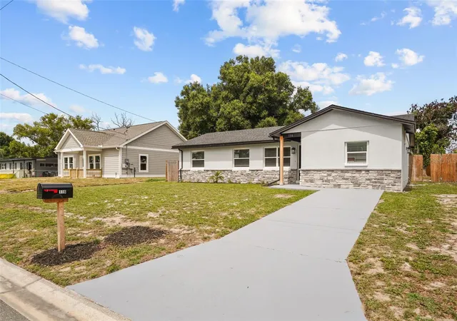 Photo 3 of Single family home for sale at 116 Harbor Dr, Winter Haven, FL 33881 | MLS# O6418010 | Listing updated on 2026-09-01