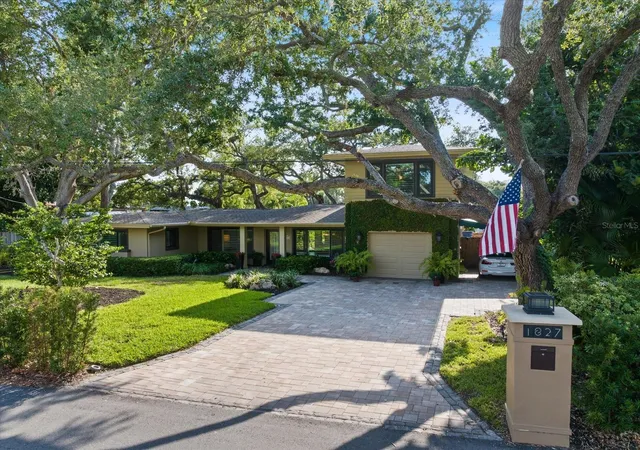 Photo 2 of Single family home for sale at 1827 Baywood Dr, Sarasota, FL 34231 | MLS# A4697757 | Listing updated on 2026-08-17