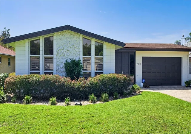 Photo 1 of Single family home for sale at 2400 Lauderdale Ct, Orlando, FL 32805 | MLS# O6421364 | Listing updated on 2026-09-06