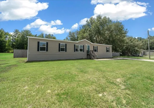 Photo 3 of Manufactured home for sale at 38 SE 70th Circle, Ocala, FL 34472 | MLS# OM727723 | Listing updated on 2026-08-20