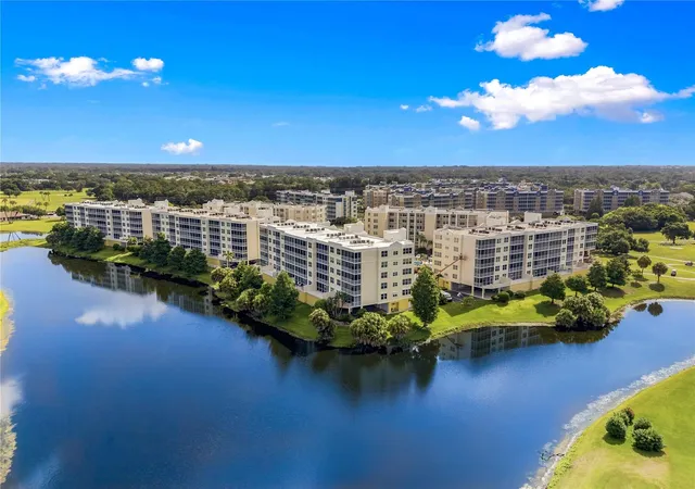 4th image of 1200 Country Club Dr #2205, Largo, FL 33771 | MLS# TB8525088