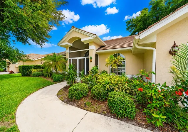 Photo 2 of Single family home for sale at 555 Park Ests Sq, Venice, FL 34293 | MLS# A4699017 | Listing updated on 2026-08-26