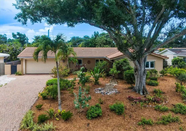 Photo 1 of Sale Pending at 3504 Brookline Dr, Sarasota, FL 34239 | MLS# A4699281 | Listing updated on 2026-08-19