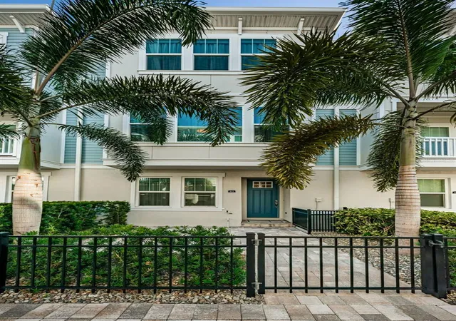 1st image of 815 Burlington Ave N, Saint Petersburg, FL 33701 | MLS# TB8526759
