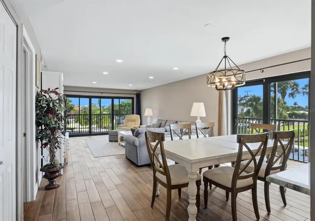 Listing Photo 4 - Condo for sale in building located at 1001 Benjamin Franklin Dr, Sarasota, FL 34236 - Unit #206