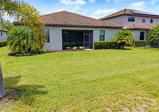 Photo 4 of Single family home for sale at 17927 Polo Trl, Bradenton, FL 34211 | MLS# A4699683 | Listing updated on 2026-10-21