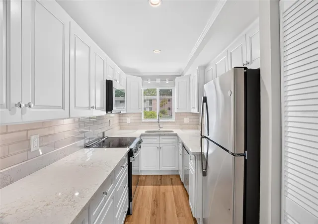 Listing Photo 4 - Condo for sale in building located at 4570 Overlook Dr Ne, St. Petersburg, FL 33703 - Unit #175
