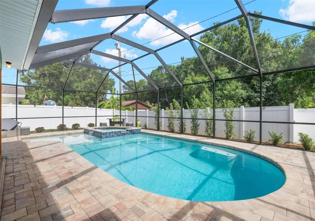 3rd image of 2405 Summerlin Dr, Clearwater, FL 33764 | MLS# TB8528392