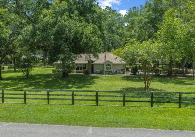 Photo 3 of Single family home for sale at 4 Hialeah Dr, Ocala, FL 34482 | MLS# OM728367 | Listing updated on 2026-08-23