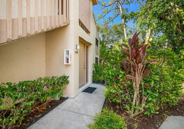 Listing Photo 4 - Condo for sale in building located at 5146 Harpers Croft, SARASOTA, FL 34235 - Unit #13
