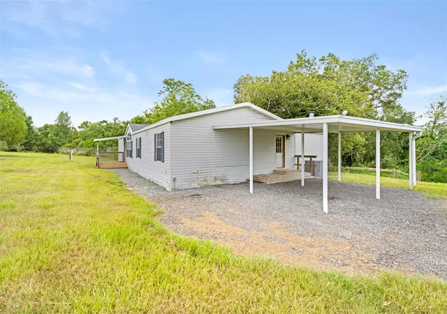Photo 3 of Manufactured home for sale at 33320 Larkin Rd, Dade City, FL 33523 | MLS# W7887618 | Listing updated on 2026-08-18