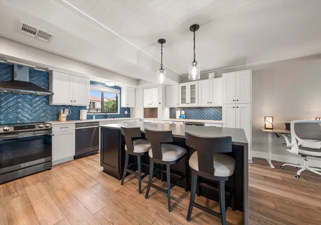 4th image of 240 Windward Psge #401, Clearwater Beach, FL 33767 | MLS# TB8529121