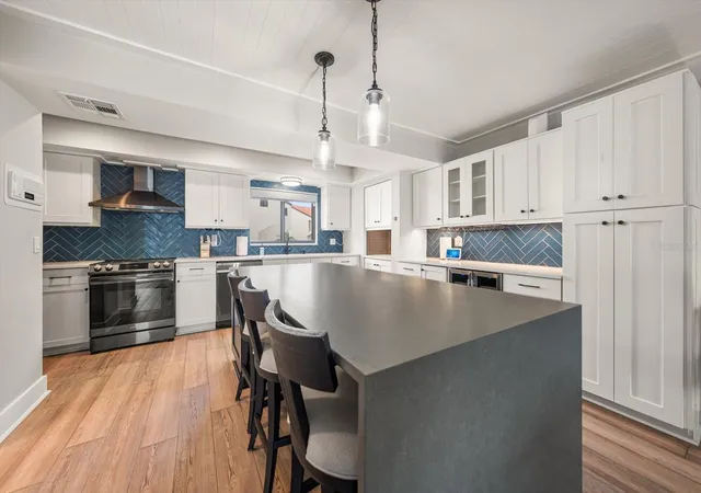 5th image of 240 Windward Psge #401, Clearwater Beach, FL 33767 | MLS# TB8529121