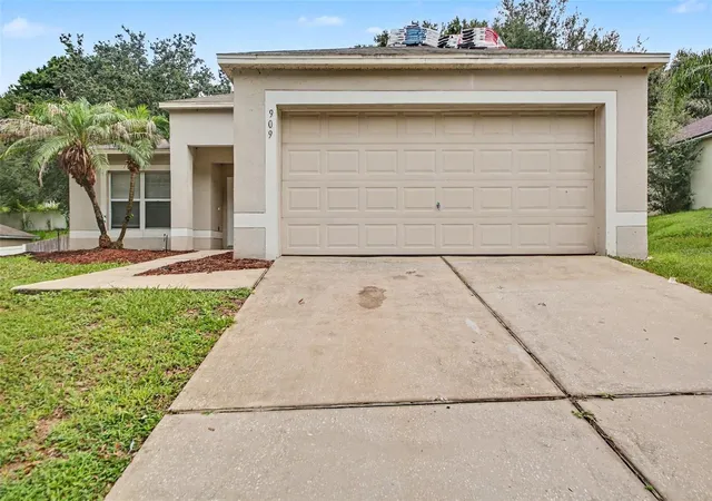 Photo 1 of Single family home for sale at 909 Bristle Cone Ct, Minneola, FL 34715 | MLS# O6425062 | Listing updated on 2026-08-07