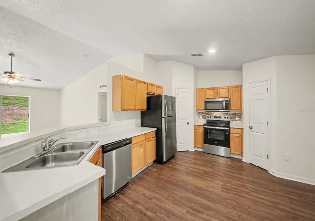 Photo 4 of Single family home for sale at 909 Bristle Cone Ct, Minneola, FL 34715 | MLS# O6425062 | Listing updated on 2026-08-07