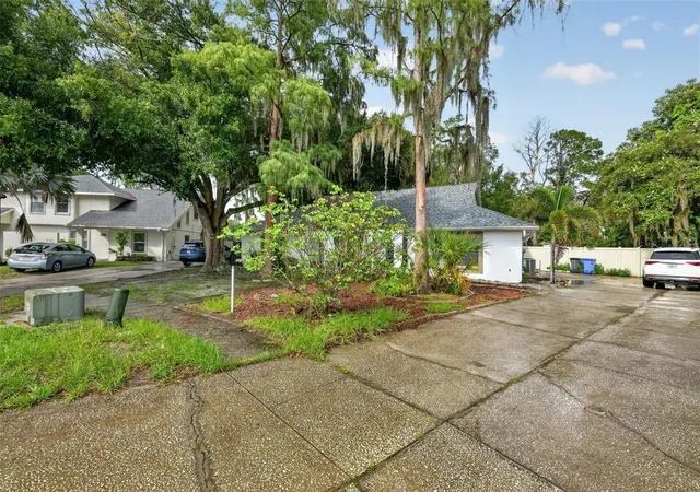 Listing Photo 1 - Condo for sale in building located at 3205 Laurel Dale Dr, TAMPA, FL 33618
