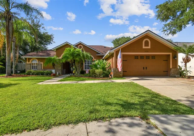 Photo 1 of Single family home for sale at 16920 Falconridge Rd, Lithia, FL 33547 | MLS# TB8529339 | Listing updated on 2026-09-26