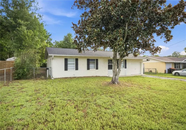 Photo 2 of Single family home for sale at 5207 Se 107th Place, Belleview, FL 34420 | MLS# OM728515 | Listing updated on 2026-09-05