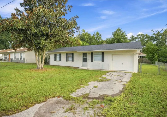 Photo 3 of Single family home for sale at 5207 Se 107th Place, Belleview, FL 34420 | MLS# OM728515 | Listing updated on 2026-09-05