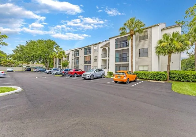Listing Photo 4 - Condo for sale in building located at 2231 Cascades Blvd, Kissimmee, FL 34741 - Unit #304
