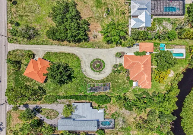 2nd image of 140 S Oxford Dr, Englewood, FL 34223 | MLS# A4700199