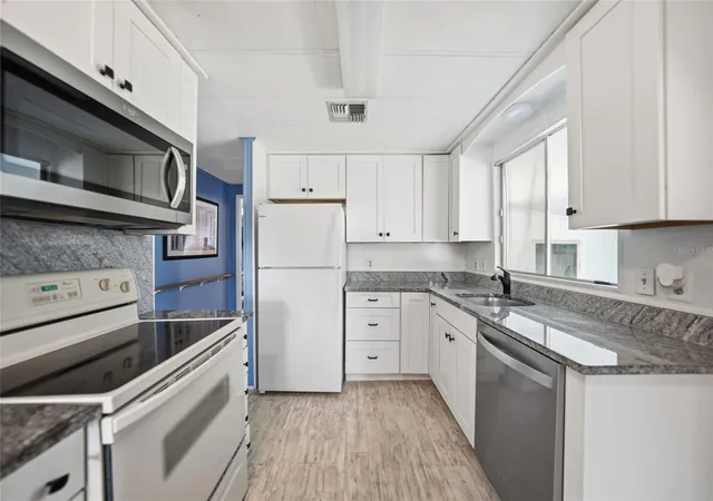 2nd image of 195 S Fiji Cir, Englewood, FL 34223 | MLS# D6148105