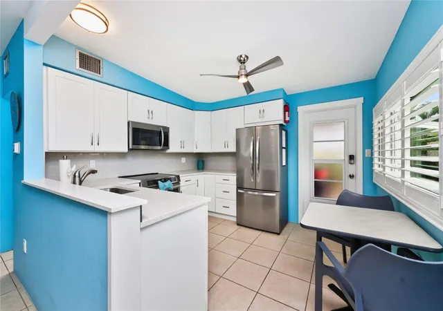 5th image of 1330 Holiday Dr, Englewood, FL 34223 | MLS# D6148110