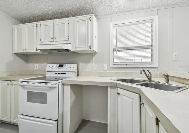 3rd image of 10607 Bay Hills Cir, Thonotosassa, FL 33592 | MLS# TB8530097