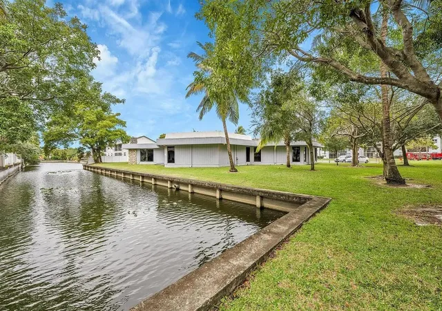 2nd image of 107 Royal Park Dr, OAKLAND PARK, FL 33309