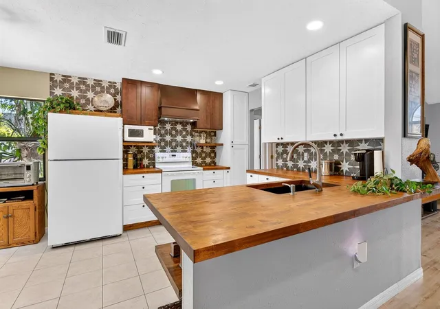 4th image of 5610 33Rd Ln E, Bradenton, FL 34203 | MLS# A4700343