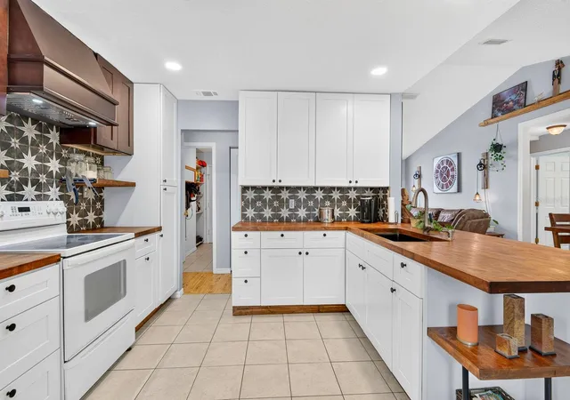 2nd image of 5610 33rd Ln E, Bradenton, FL 34203 | MLS# A4700343