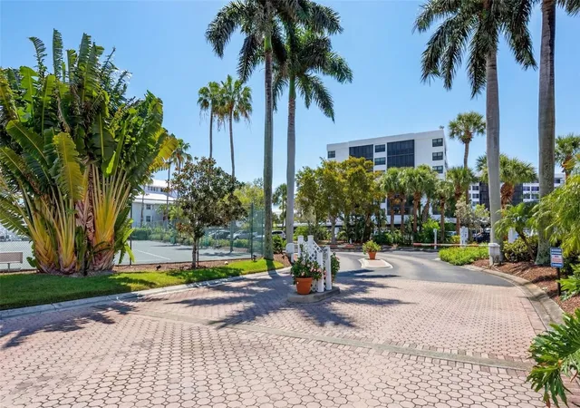 Listing Photo 2 - Condo for sale in building located at 1280 Dolphin Bay Wy, Sarasota, FL 34242 - Unit #402