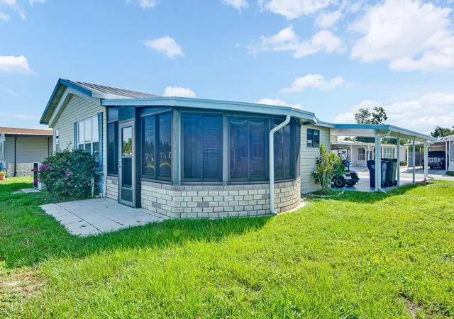 Photo 4 of Manufactured home for sale at 9107 34th Avenue E, Palmetto, FL 34221 | MLS# A4700429 | Listing updated on 2026-09-06