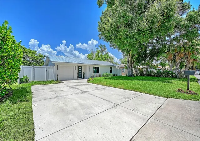 4th image of 2329 Rose St, Sarasota, FL 34239 | MLS# A4700465