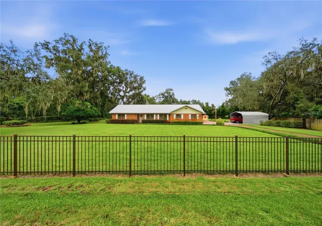 Photo 3 of Single family home for sale at 3704 Thonotosassa Rd, Plant City, FL 33565 | MLS# TB8530721 | Listing updated on 2026-09-08