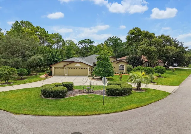 Photo 3 of Sale Pending at 1 Plumbago Dr, Homosassa, FL 34446 | MLS# W7887823 | Listing updated on 2026-09-02