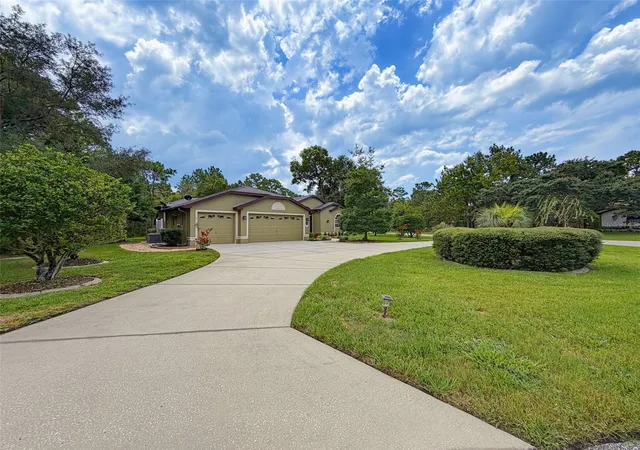 Photo 3 of Sale Pending at 1 Plumbago Dr, Homosassa, FL 34446 | MLS# W7887823 | Listing updated on 2026-09-02