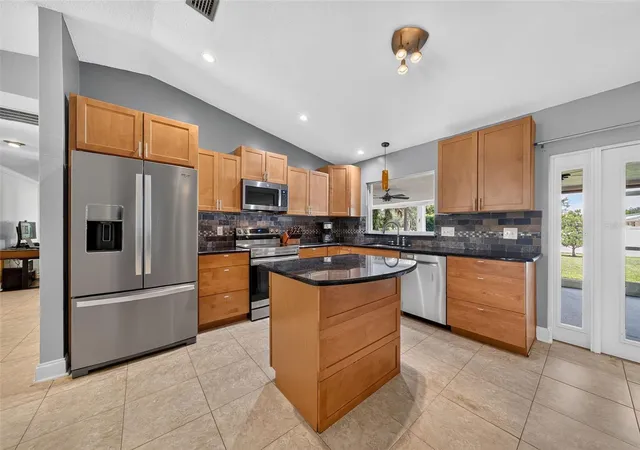 5th image of 943 Fairway Dr, Winter Park, FL 32792 | MLS# O6426672