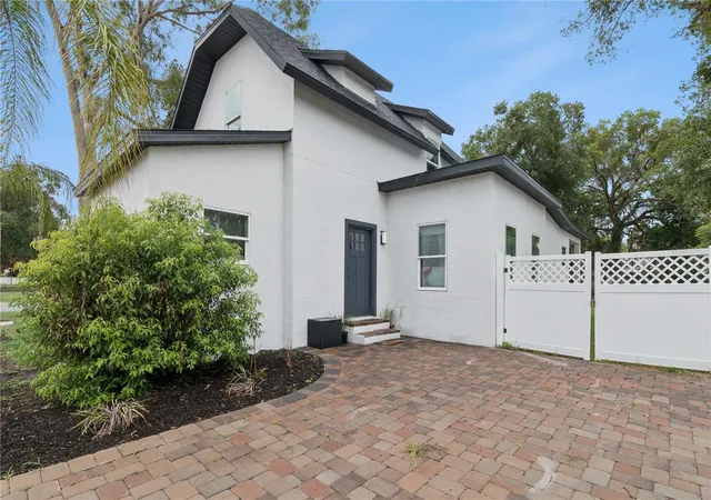 Photo 2 of Single family home for sale at 732 E Orange Ave, Eustis, FL 32726 | MLS# O6426756 | Listing updated on 2026-10-05