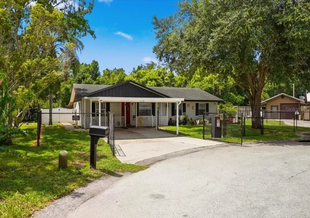 Photo 3 of Single family home for sale at 156 Manseau Dr, Winter Haven, FL 33880 | MLS# L4963680 | Listing updated on 2026-08-19
