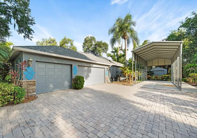 Photo 3 of Sale Pending at 4836 Dunn Dr, Sarasota, FL 34233 | MLS# A4700767 | Listing updated on 2026-08-07