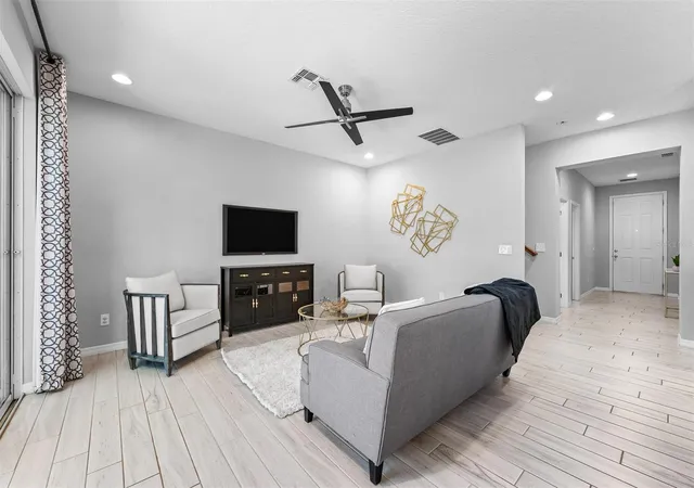 Photo 4 of Sale Pending at 4723 Conway Rd, Orlando, FL 32812 | MLS# O6427391 | Listing updated on 2026-08-18